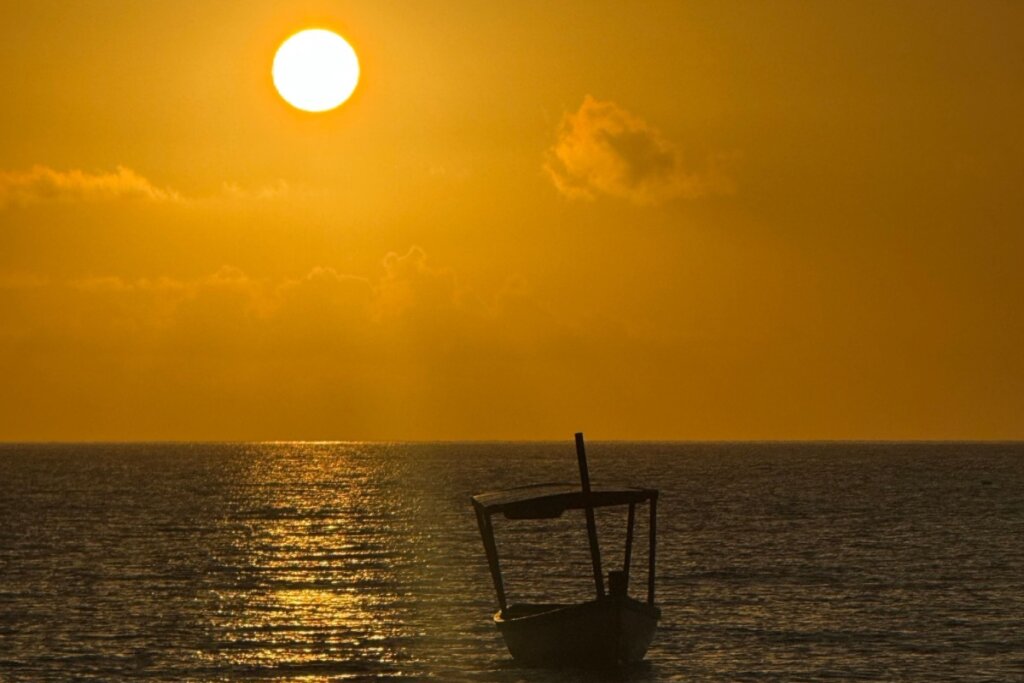 Ponta do Corumbau oferece poentes silenciosos e intensos, perfeitos para casais que buscam um refúgio mais exclusivo (Imagem: corumbausovem | Shutterstock)