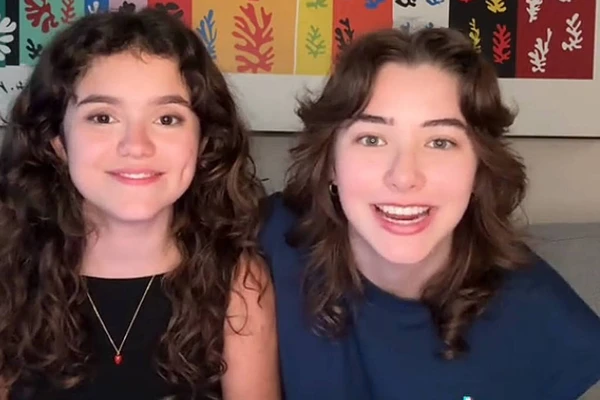 Elisa e Karlie Jo Dickinson por Reprodução/Instagram