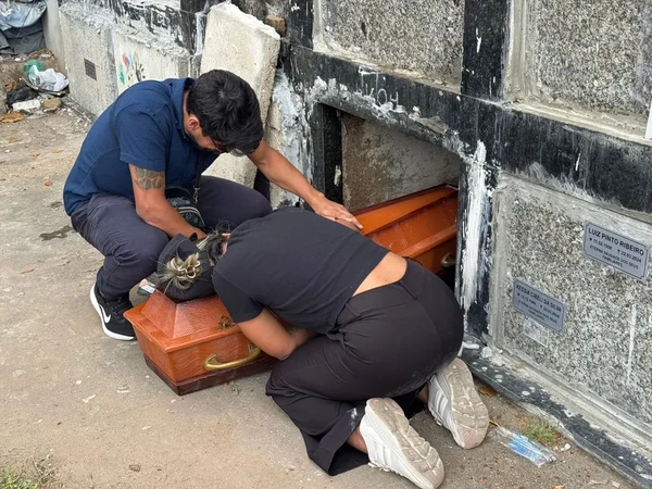 Mãe no enterro de Arthur Davi Velasquez por TV Cabo Branco