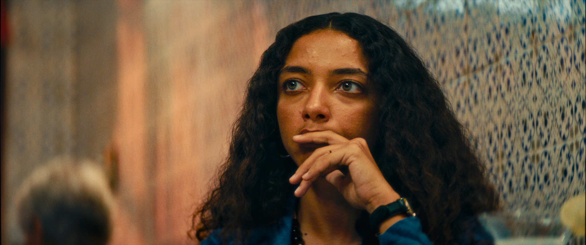 Alice Carvalho como Fátima em "O Agente Secreto" por Divulgação