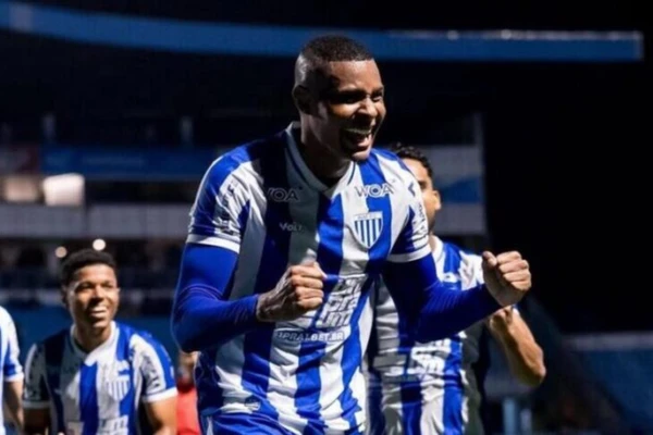 O atacante baiano Cléber já marcou 11 gols com a camisa do Avaí na Série B