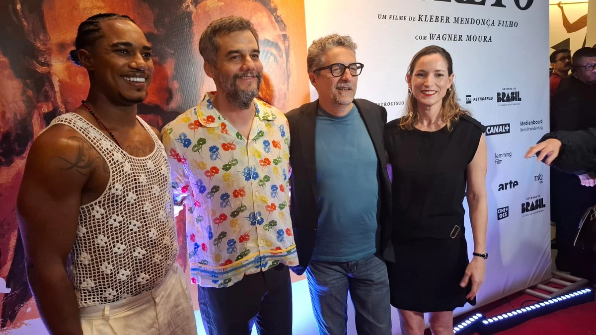 O Kannalha, Wagner Moura, Kleber Mendonça Filho e Emilie Lesclaux na pré-estreia de O Agente Secreto, em Salvador