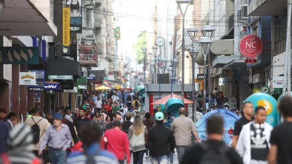 População andando na rua