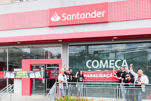 Protesto de funcionários do Santander em Salvador por Divulgação