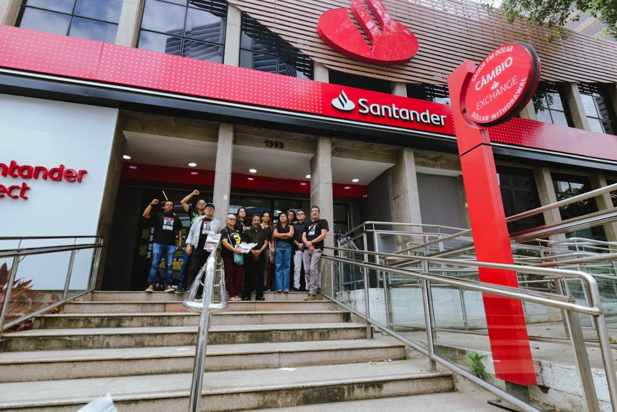 Protesto de funcionários do Santander em Salvador por Divulgação