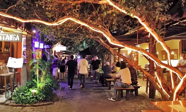 Rua do Mucugê — Arraial d’Ajuda (BA) por Reprodução