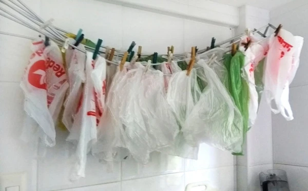 Sacola plástica pode ser muito útil na hora da limpeza por Reprodução