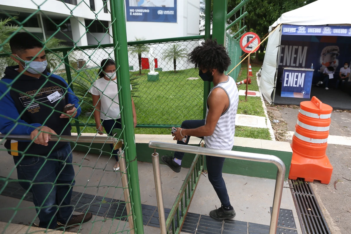 Um possível tema é: Desigualdade habitacional e acesso à moradia, um problema urbano crescente por Valter Campanato/Agência Brasil