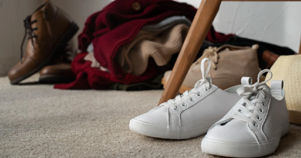 Imagem - Como o simples hábito de tirar os sapatos ao entrar em casa pode salvar a vida de sua família