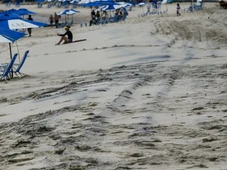 Imagem - Por que a areia da praia da Barra está preta? Entenda