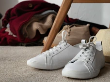 Imagem - Como o simples hábito de tirar os sapatos ao entrar em casa pode salvar a vida de sua família