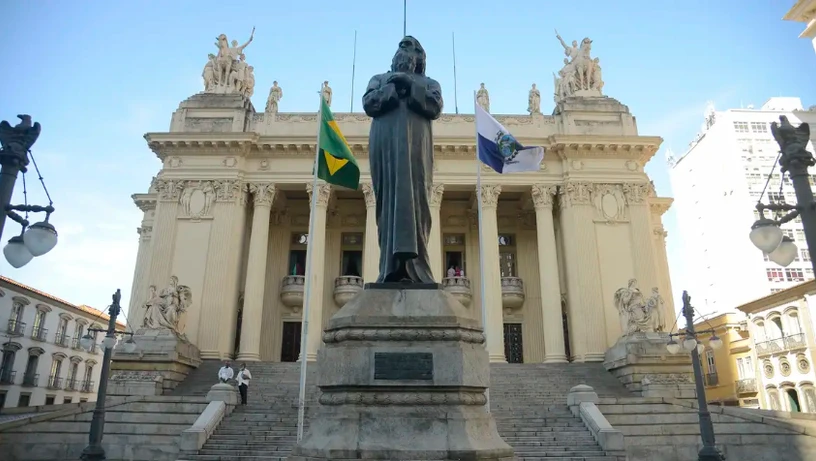 Imagem - Assembleia Legislativa abre concurso público com 100 vagas e salários de até R$ 44 mil