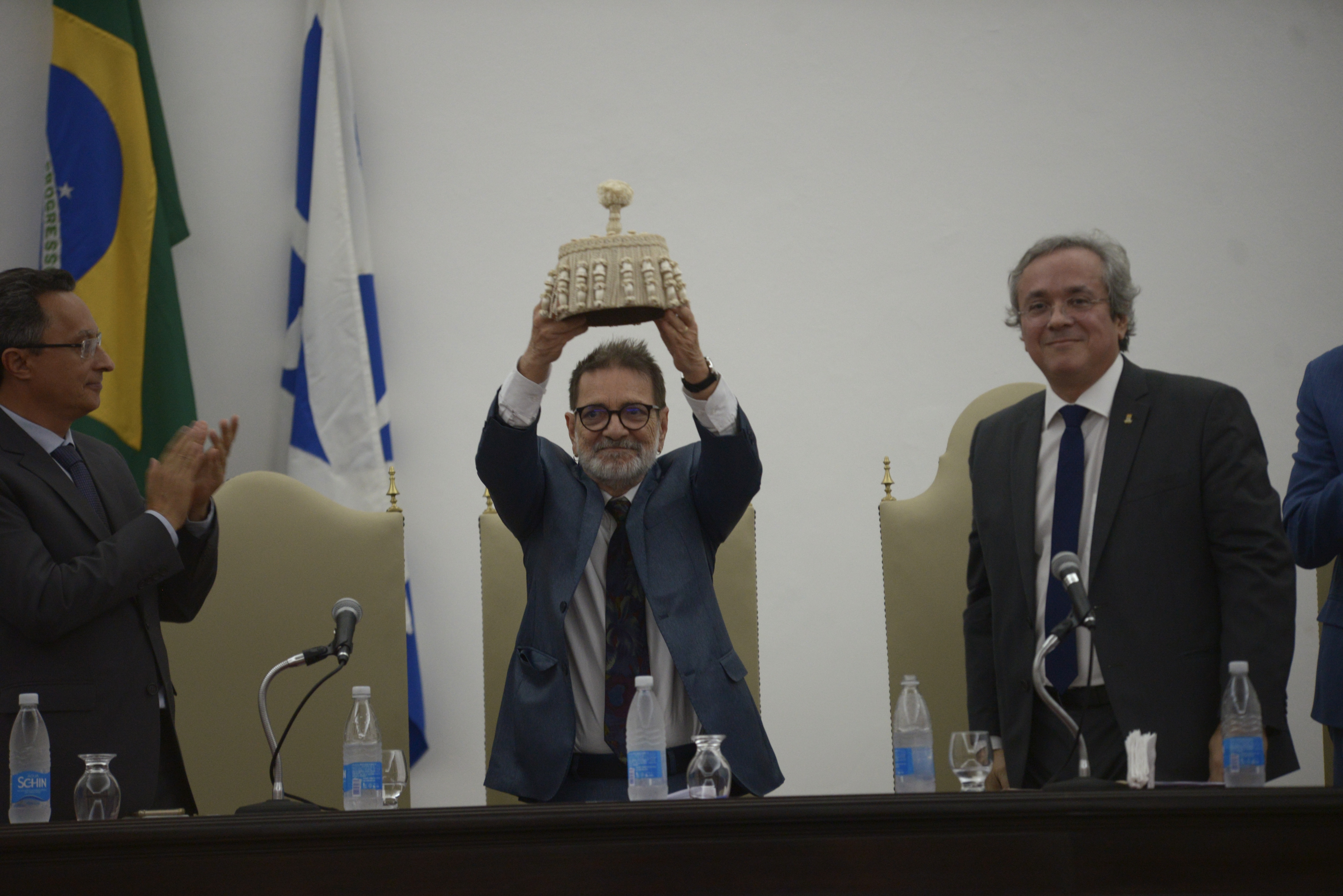 A posse do atual reitor Paulo Miguez, com João Carlos Salles (à direita) por Paula Froes                         