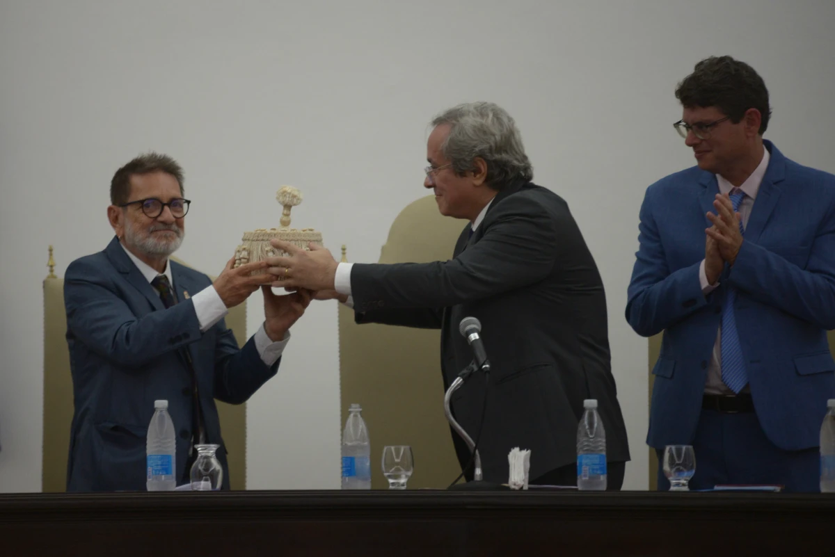 A posse do atual reitor Paulo Miguez, com João Carlos Salles (no centro) e Penildon Silva Filho (de azul)