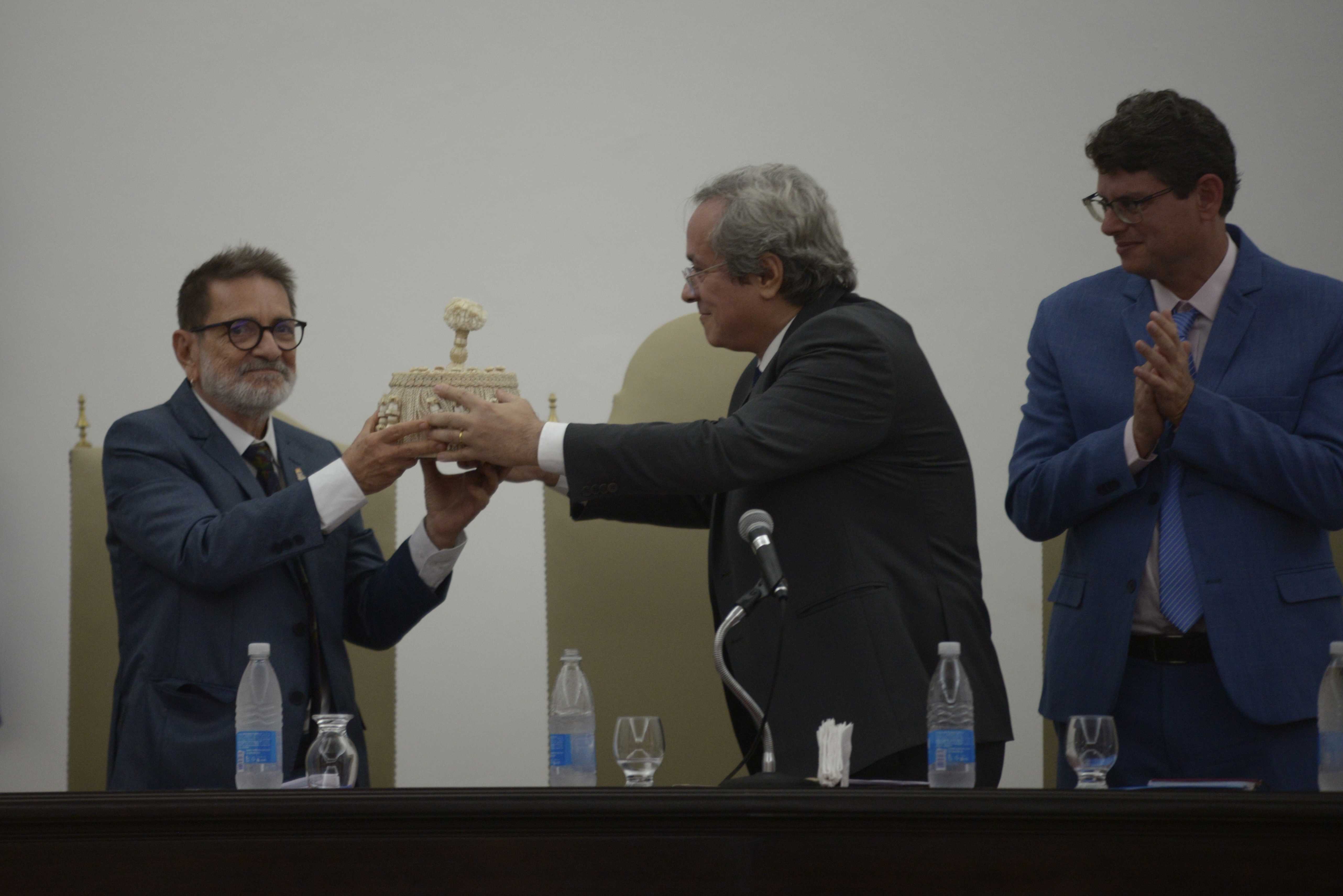 A posse do atual reitor Paulo Miguez, com João Carlos Salles (no centro) e Penildon Silva Filho (de azul) por Paula Froes                         