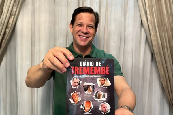 Acir Filló segura o livro banido