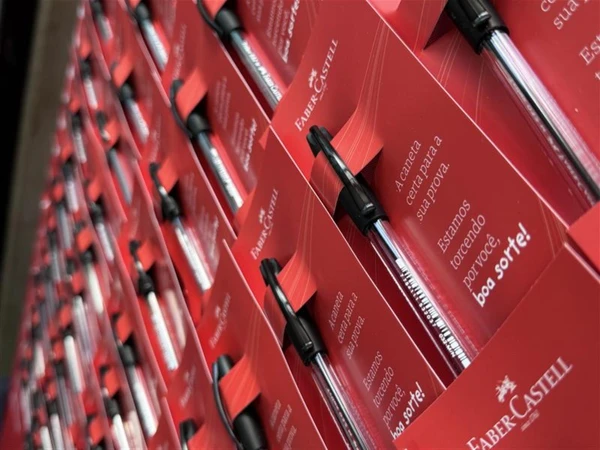 Além da distribuição das canetas, as marcas promovem aulões gratuitos e simultâneos