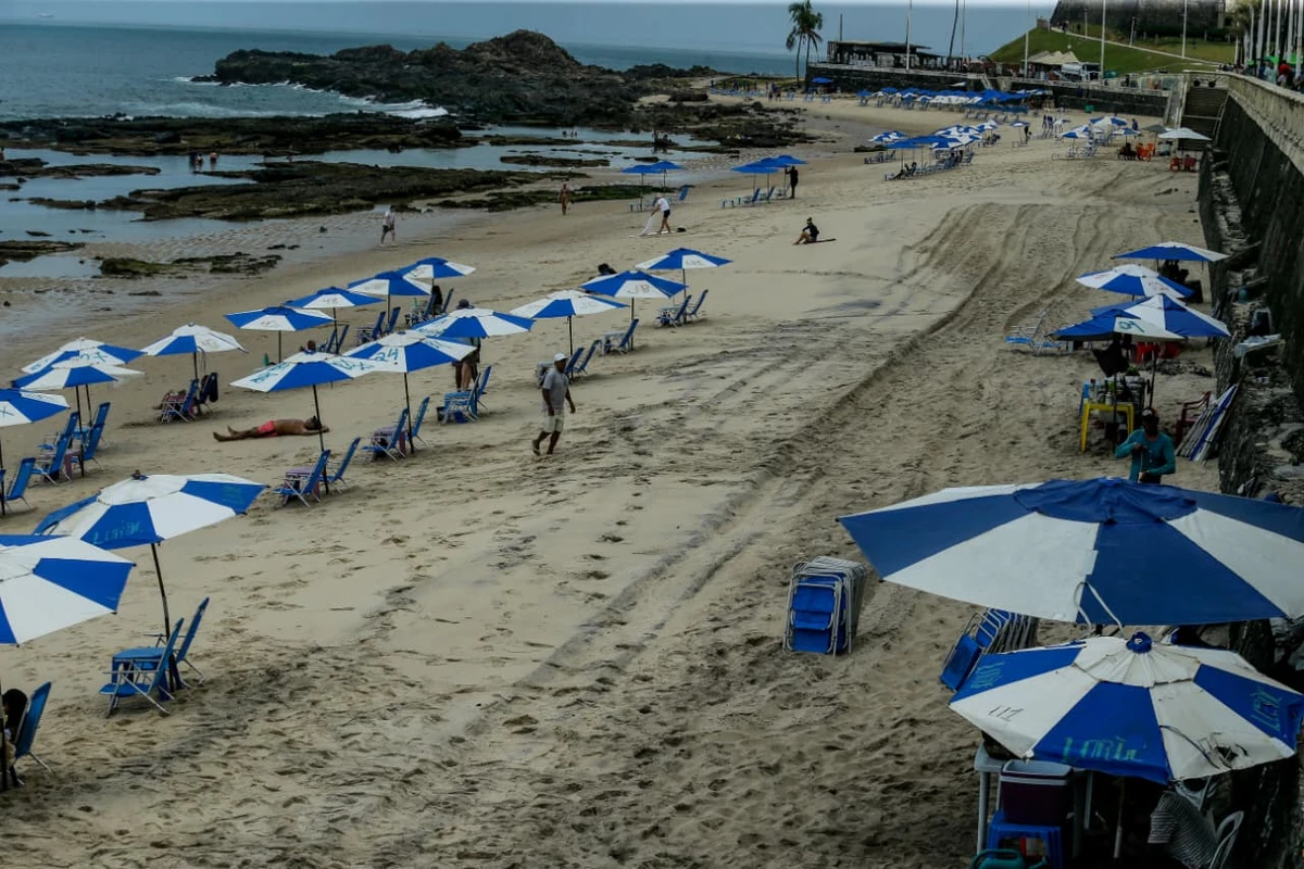Areia da praia da Barra tem chamado atenção por coloração escura por Arisson Marinho/CORREIO