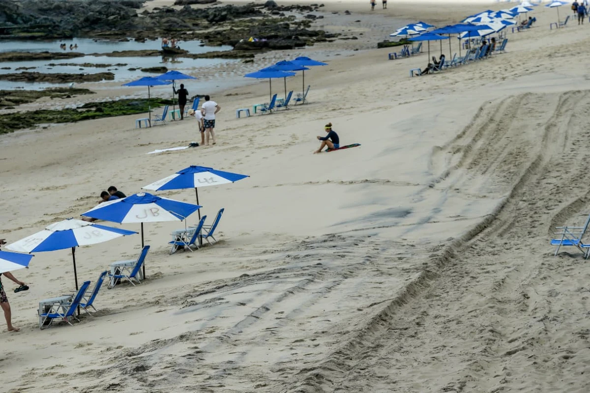 Areia da praia da Barra tem chamado atenção por coloração escura por Arisson Marinho/CORREIO
