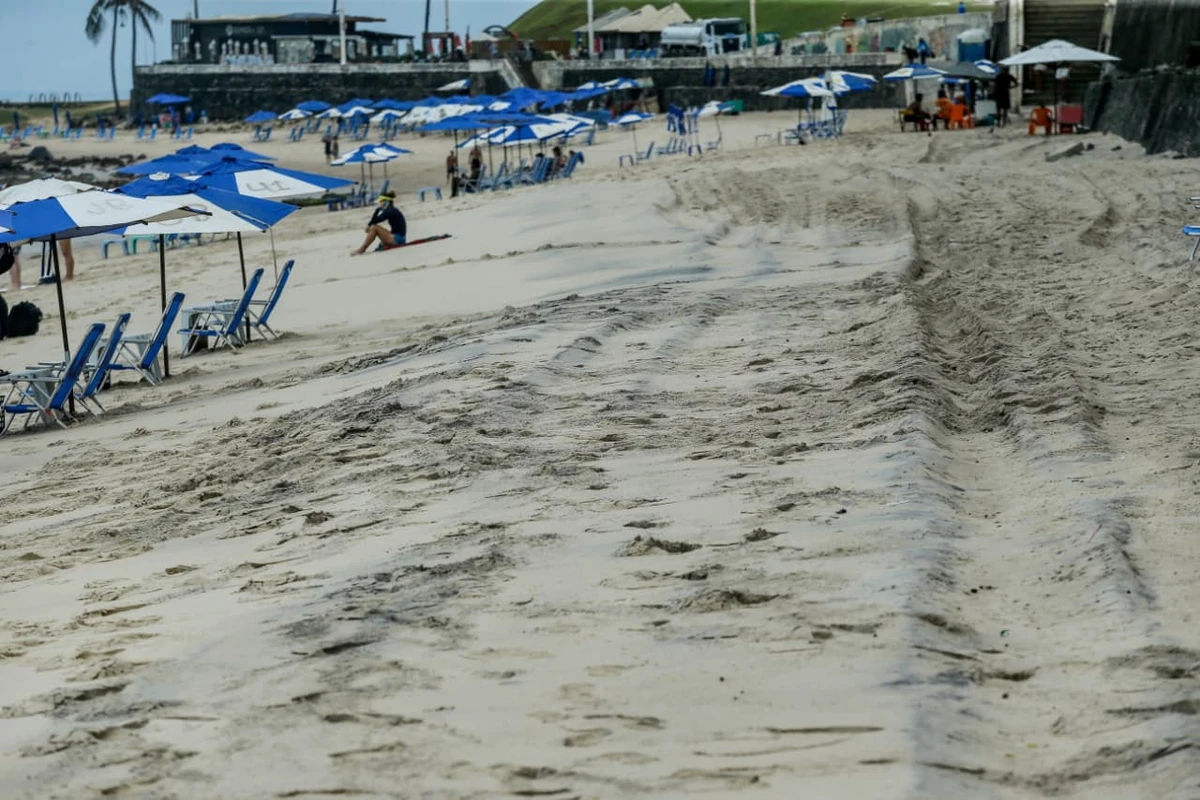 Areia da praia da Barra tem chamado atenção por coloração escura por Arisson Marinho/CORREIO