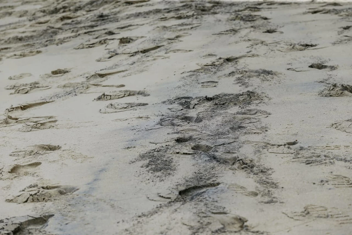 Areia da praia da Barra tem chamado atenção por coloração escura por Arisson Marinho/CORREIO