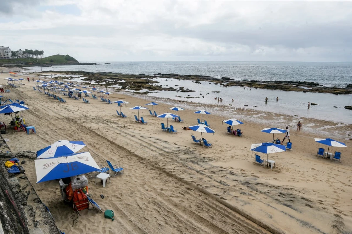 Areia da praia da Barra tem chamado atenção por coloração escura por Arisson Marinho/CORREIO