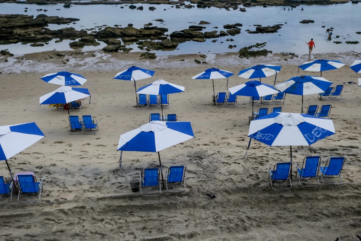 Areia da praia da Barra tem chamado atenção por coloração escura por Arisson Marinho/CORREIO