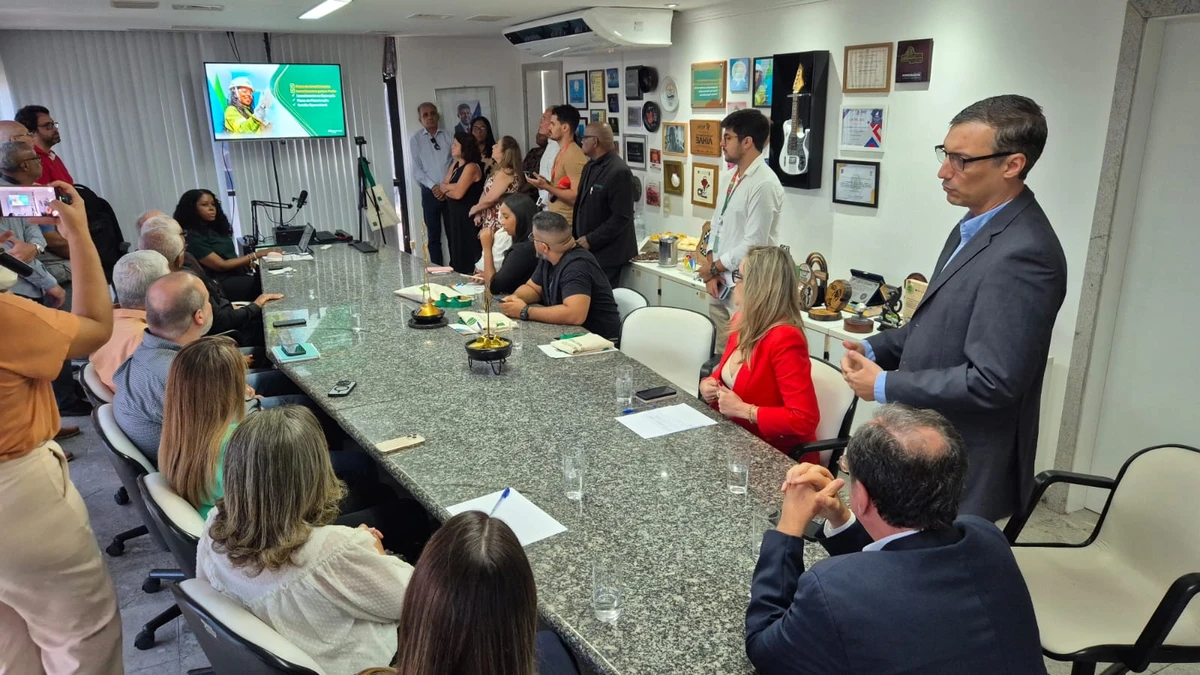 Thiago Martins (de pé à direita) apresenta os principais investimentos da Neoenergia Coelba para o próximo verão  por Divulgação