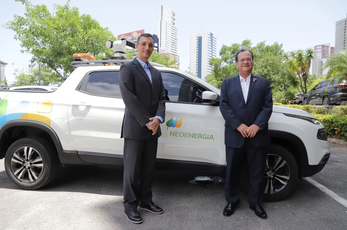 Thiago Martins e Maurício Bacelar diante de veículo que é capaz de escanear e antecipar problemas na rede elétrica por Divulgação