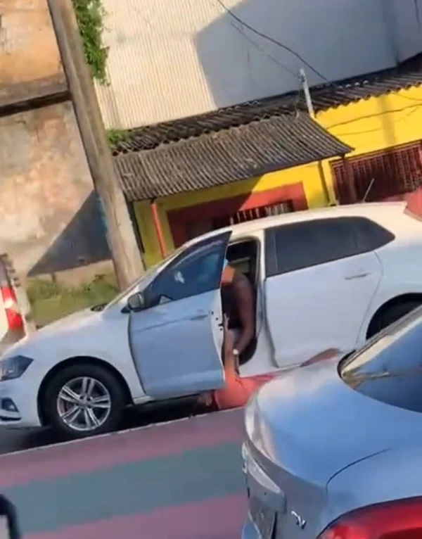 Confusão generalizada parou o trânsito na Avenida Suburbana por Reprodução