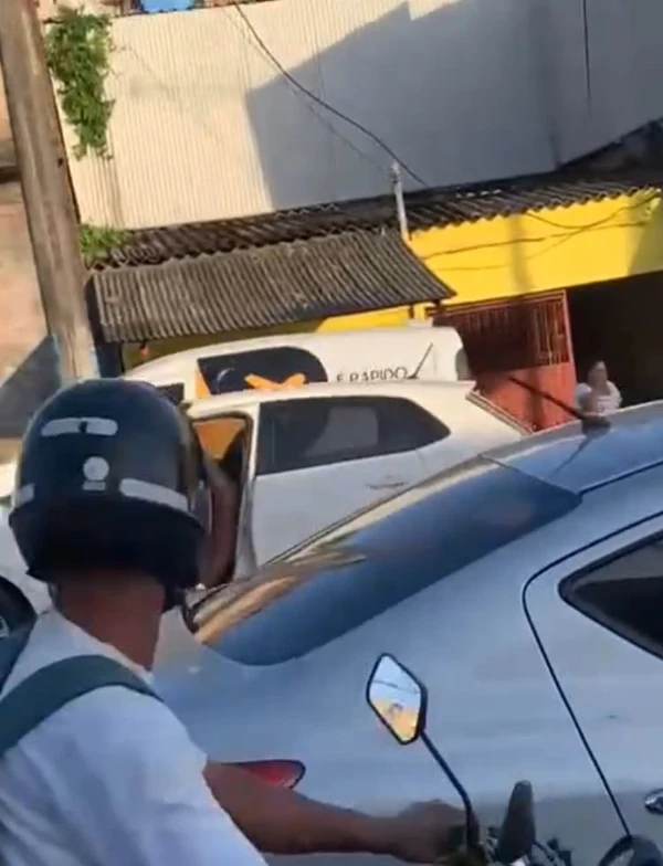 Confusão generalizada parou o trânsito na Avenida Suburbana por Reprodução