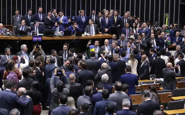 Deputados federais em sessão da Câmara dos Deputados