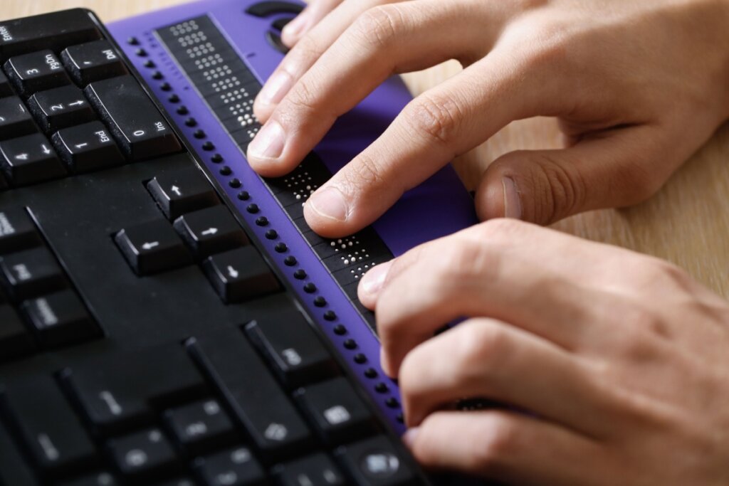 A inteligência artificial e o braille se complementam, fortalecendo os métodos tradicionais de aprendizagem (Imagem: zlikovec | Shutterstock)