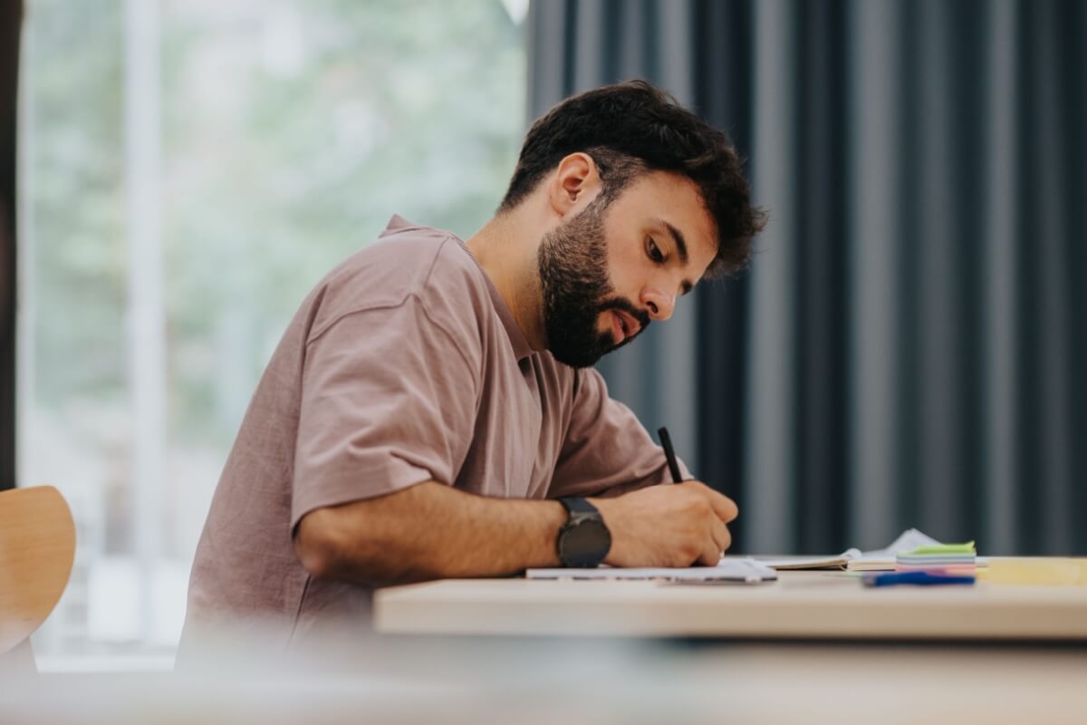 A memória tem um papel essencial na aprendizagem e na realização de exames (Imagem: Gorgev | Shutterstock)