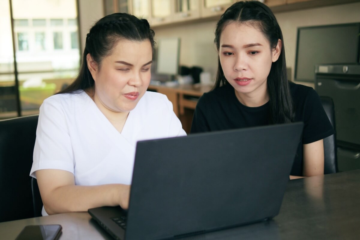 Juntos, a inteligência artificial e o Braille fortalecem as bases da escrita e da acessibilidade (Imagem: Chansom Pantip | Shutterstock)