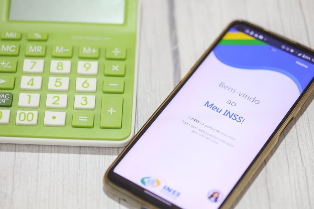 O valor do abono é integral para quem recebeu o benefício todo o ano e proporcional para quem entrou depois (Imagem: rafastockbr | Shutterstock)