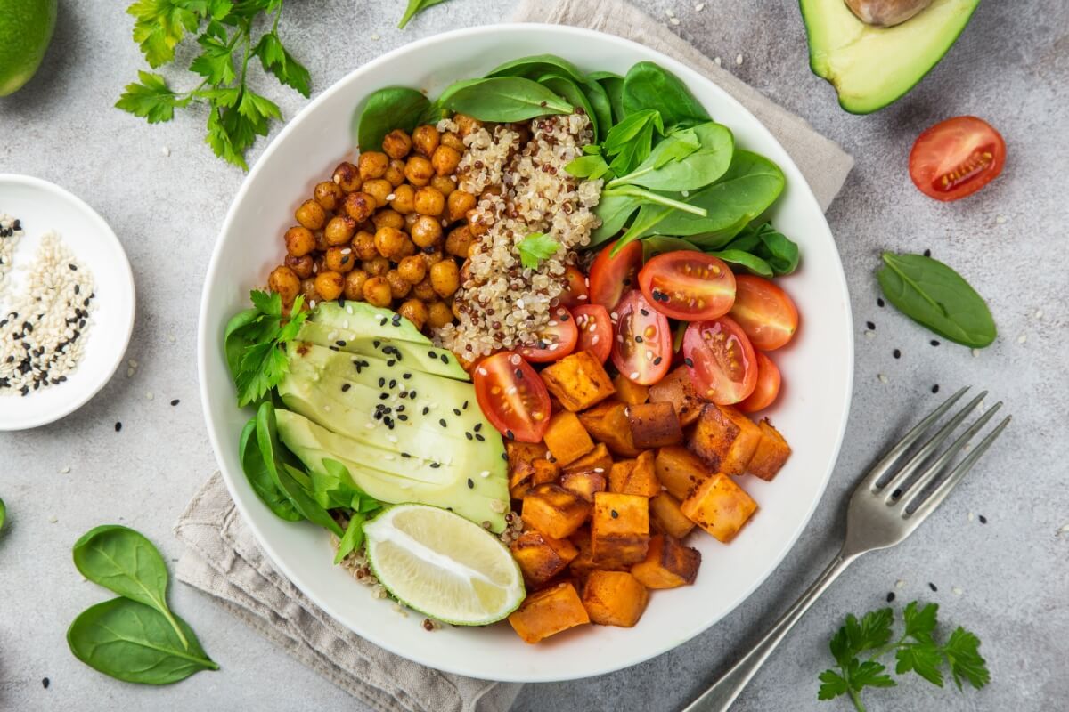 Salada de quinoa, grão-de-bico e vegetais (Imagem: Anna Shepulova | Shutterstock) 