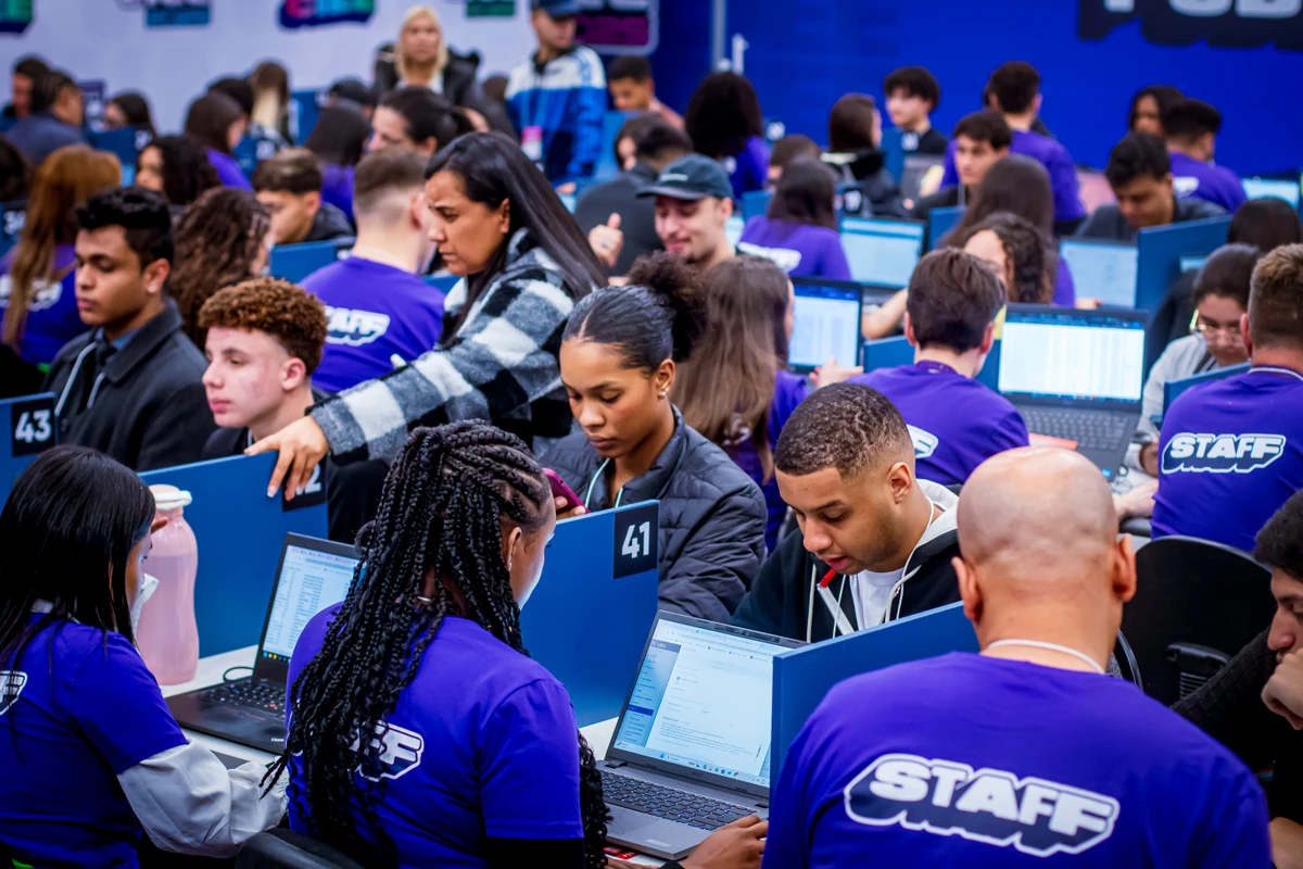 O CIEE busca encaminhar jovens e estudantes para cerca de 8,6 mil oportunidades de estágio e 2,5 mil vagas voltadas para o programa de aprendizagem em órgãos públicos e empresas privadas 