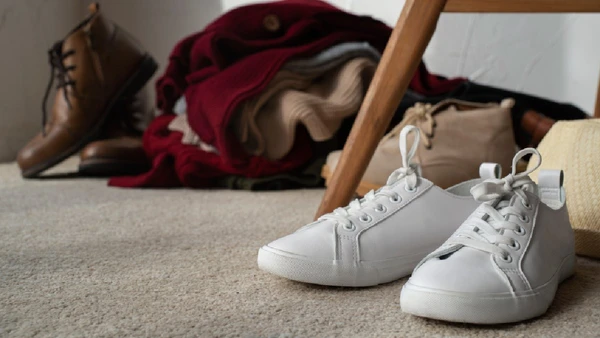 Para evitar danos à saúde, considere criar um espaço próximo à entrada para guardar os sapatos