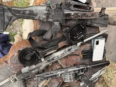 Imagem - Fuzis, granada e submetralhadoras de facção carioca são apreendidos em distrito turístico da Bahia