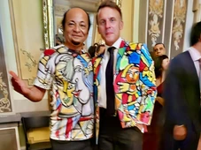 Imagem - Macron se encanta com arte de Menelaw Sete e ganha blazer do artista durante jantar oficial na Bahia
