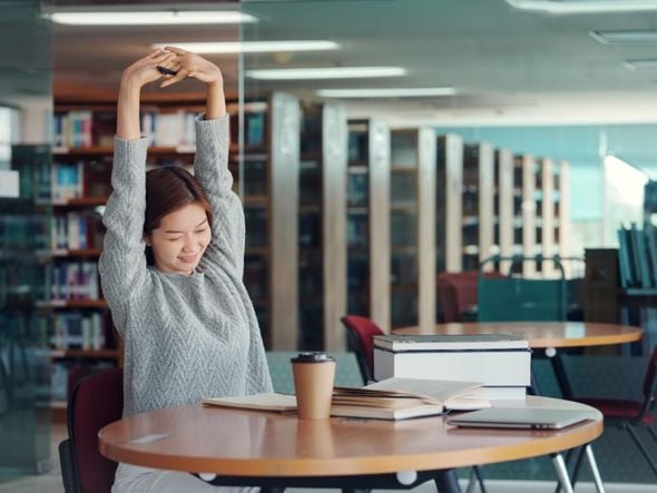 Imagem - 5 dicas de alongamento para fazer nos intervalos dos estudos para o Enem