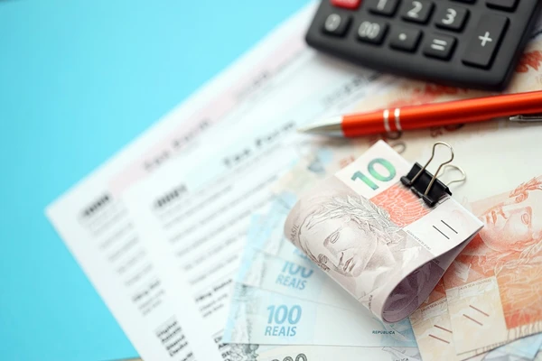 a Reforma Tributária promete simplificar o sistema de impostos no Brasil, mas também traz incertezas para microempreendedores individuais (MEIs)