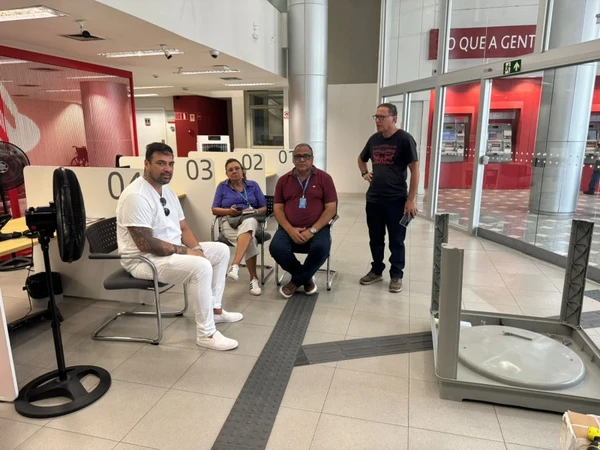 Agência do Santander é fechada no bairro do Comércio por Divulgação