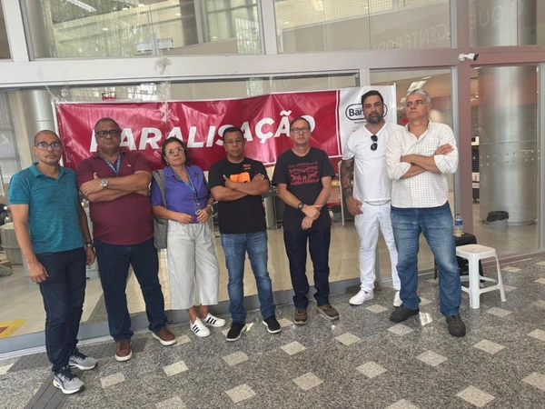 Agência do Santander é fechada no bairro do Comércio por Divulgação