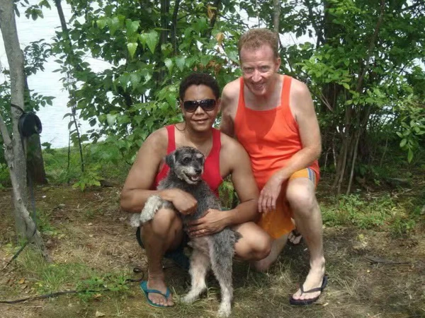 Casal gay é morto por envenenamento; irmã e amigo são suspeitos de planejar e executar o crime