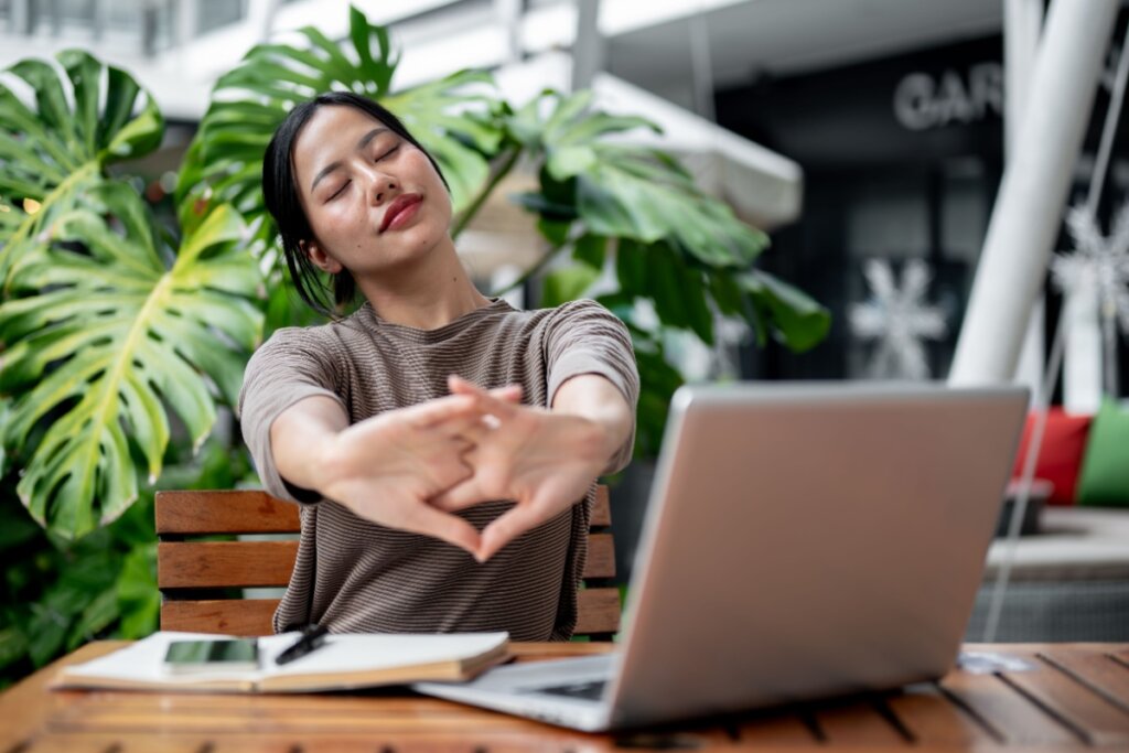 Alongamentos simples ajudam a aliviar a tensão e melhorar o foco (Imagem: BongkarnGraphic | Shutterstock)