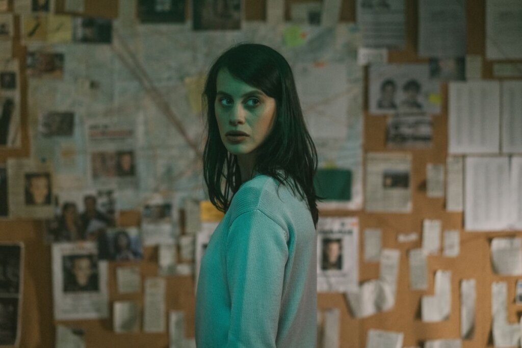 Em “A Garota na Fita”, uma mulher investiga o desaparecimento de uma criança e revive lembranças que tentou esquecer (Imagem: Reprodução digital | Netflix)