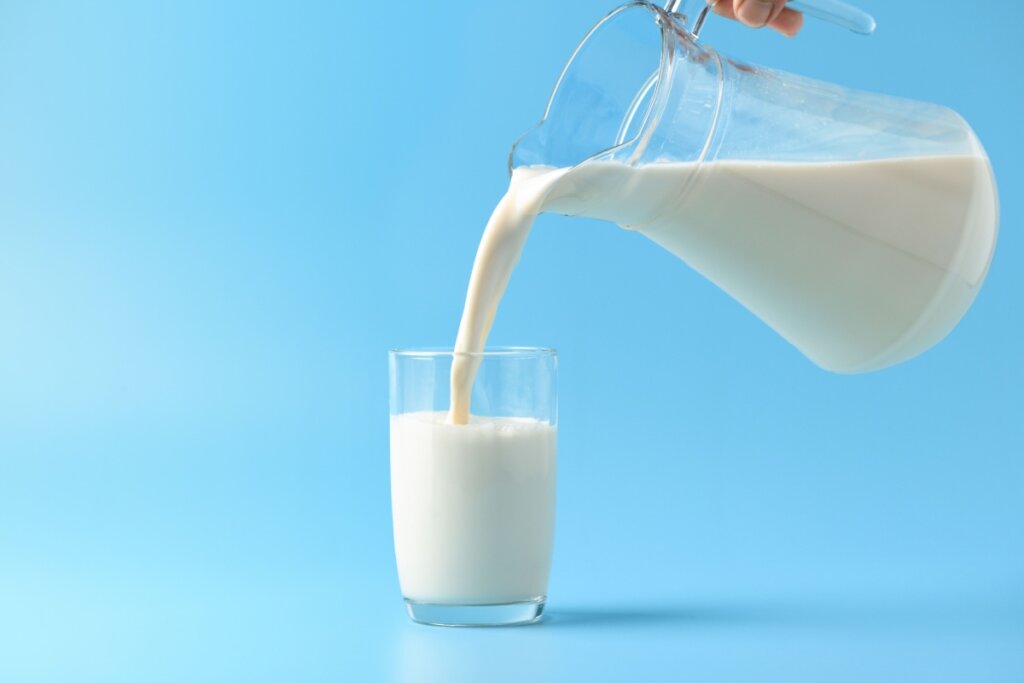 Não há evidências científicas que comprovem que o leite agrava o processo inflamatório (Imagem: Photoongraphy | Shutterstock)