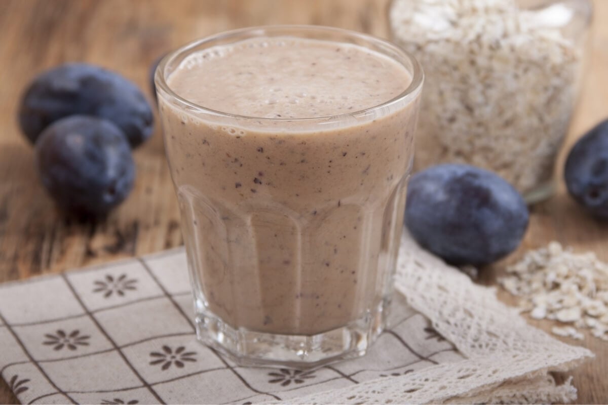 Vitamina de ameixa com aveia (Imagem: GalinaSh | Shutterstock)